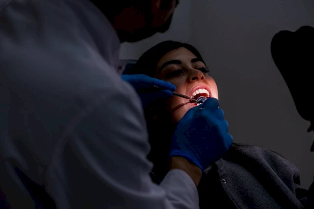 Hava Akımıyla Diş Temizliği: Bilmeniz Gerekenler