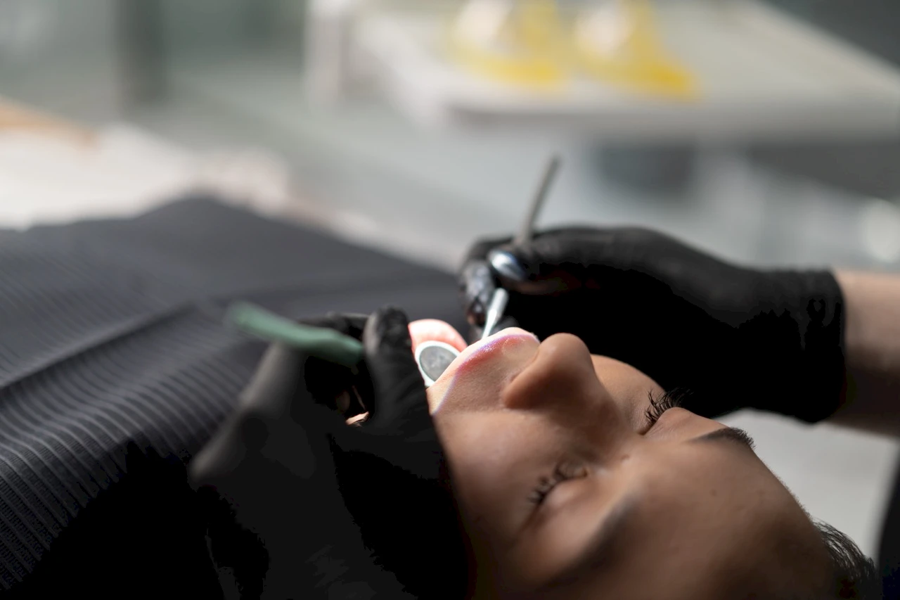 Erhellen Sie Ihr Lächeln mit professioneller Zahnaufhellung: Der ultimative Leitfaden